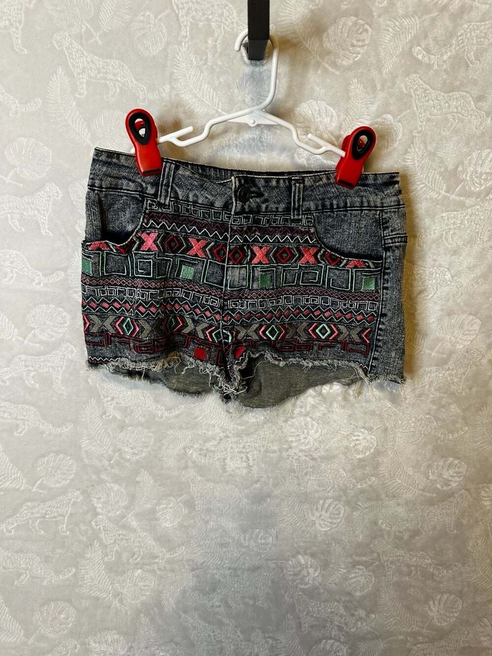 Celebrity Pink Jeans Embroidered Acid Wash Denim Shorts Size 11